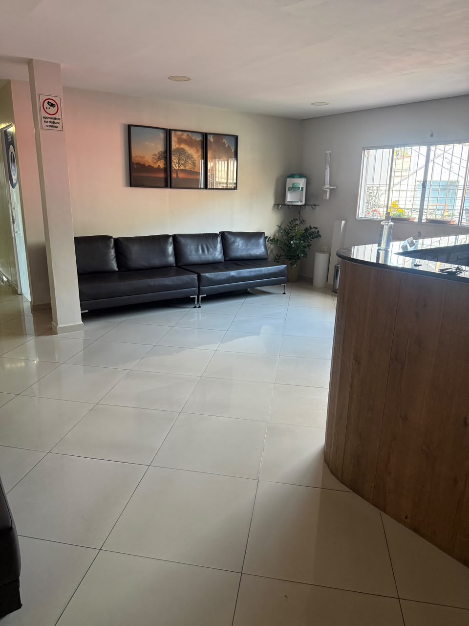 Recepção ampla da Clínica Loja Sorriso