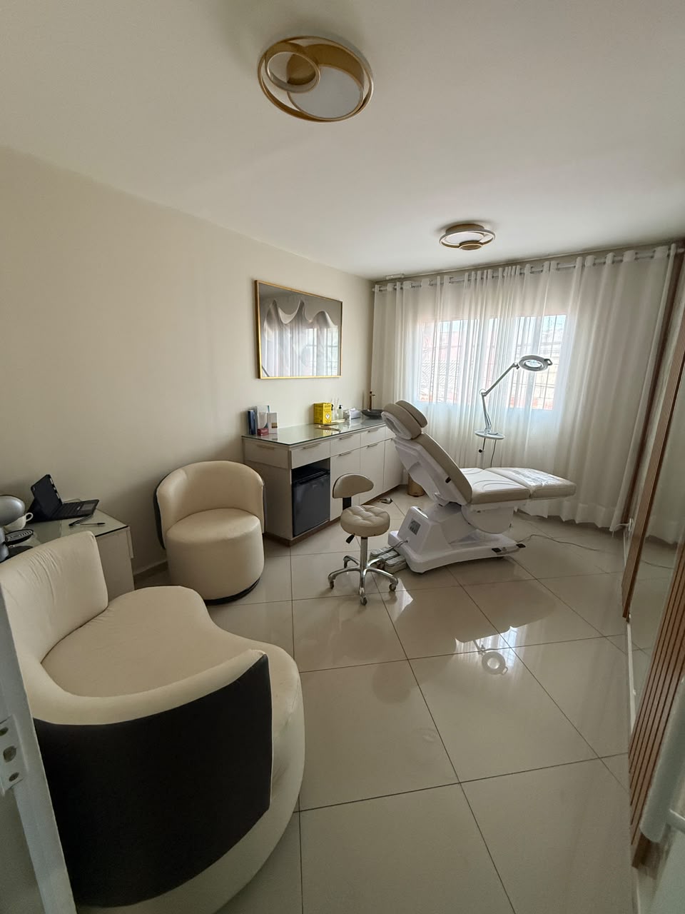 Sala real de harmonização facial da Clínica Loja Sorriso