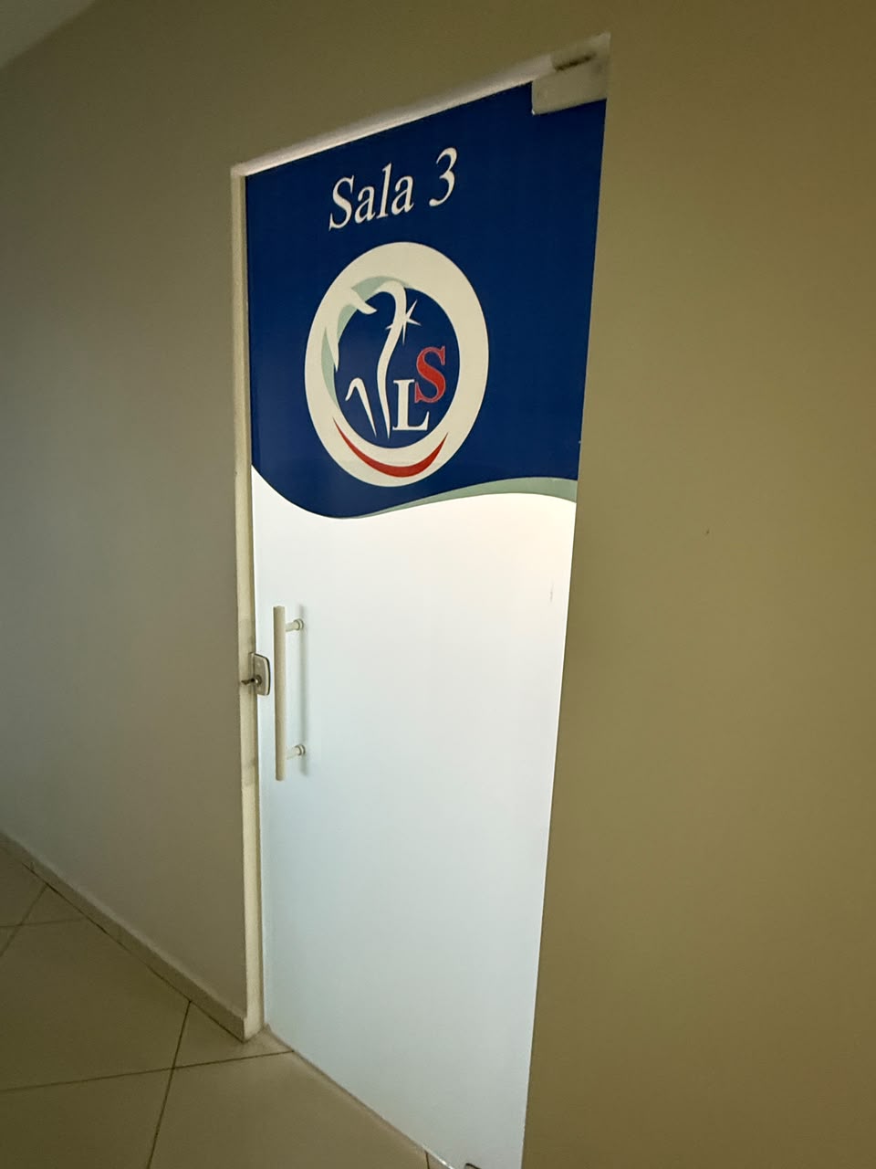 Entrada de consultório da clínica